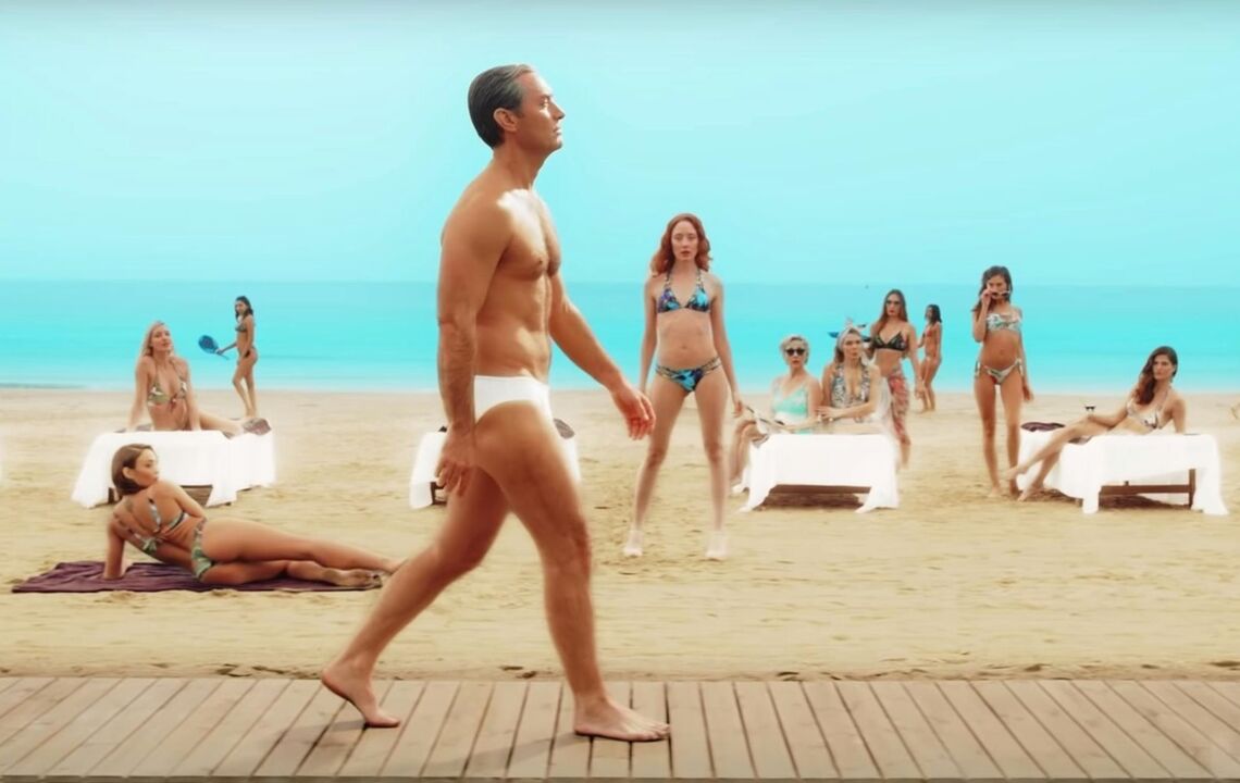 Girls on the beach looked at a man who widen his penis
